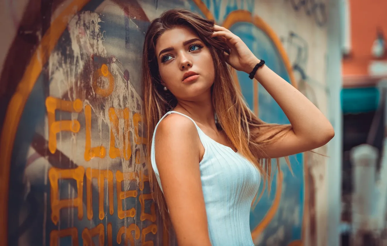 Photo wallpaper look, girl, face, wall, graffiti, Marco Squassina, Fiorenza