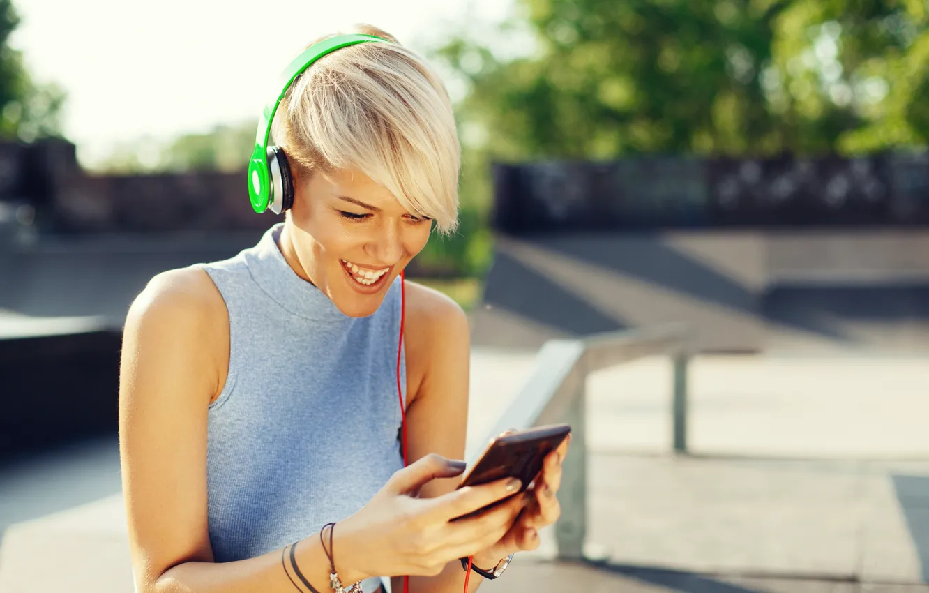 Photo wallpaper the sun, smile, headphones, Mike, hairstyle, blonde, bokeh, smartphone