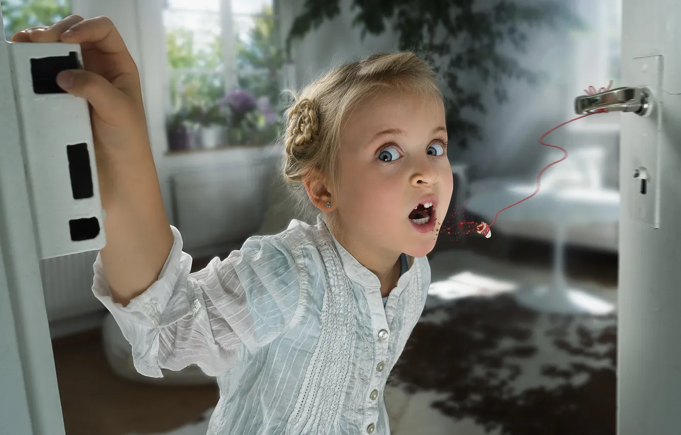 Photo wallpaper teeth, the door, girl