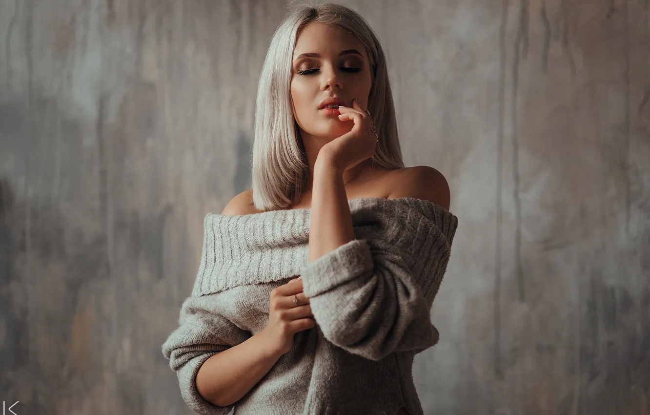 Photo wallpaper girl, pose, background, hands, makeup, blonde, shoulders, sweater