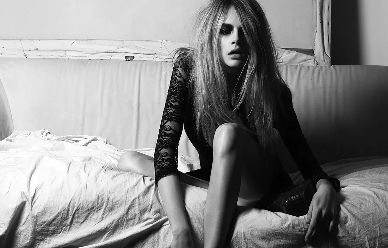 Photo wallpaper look, bed, actress, photographer, black and white, 2011, top model, Cara Delevingne