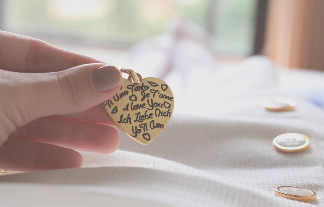 Photo wallpaper girl, macro, heart, hands, pendant