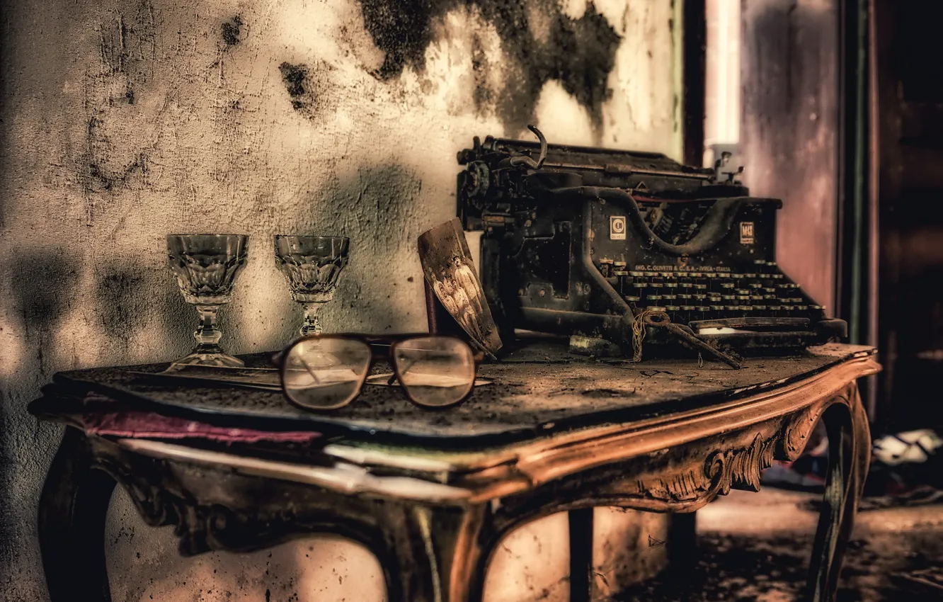 Photo wallpaper table, glasses, typewriter