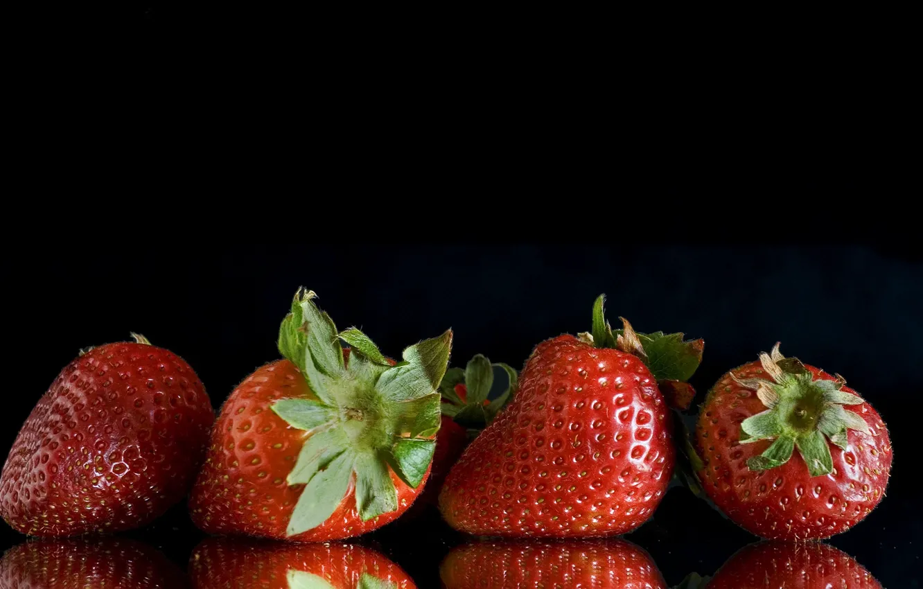 Photo wallpaper reflection, strawberry, black background