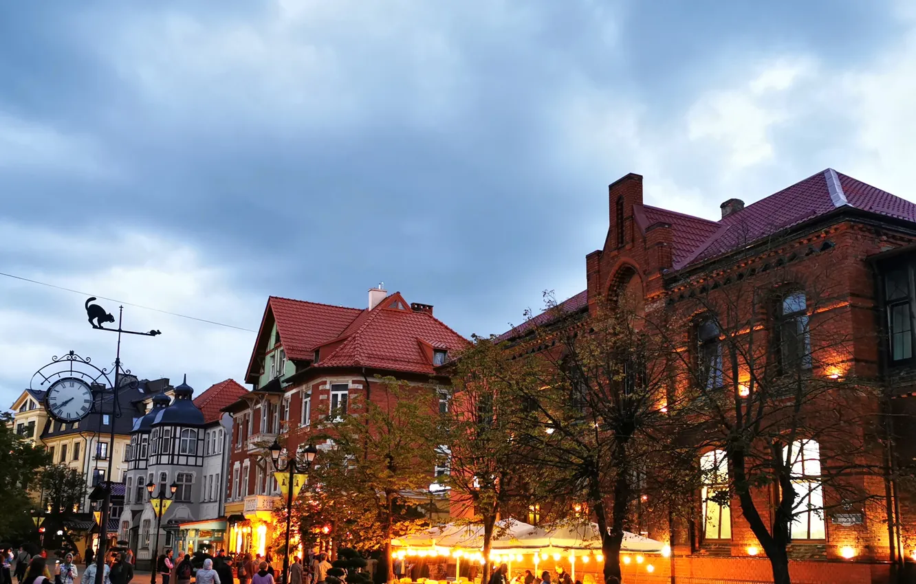 Photo wallpaper the sky, clouds, the city, overcast, people, building, home, Russia