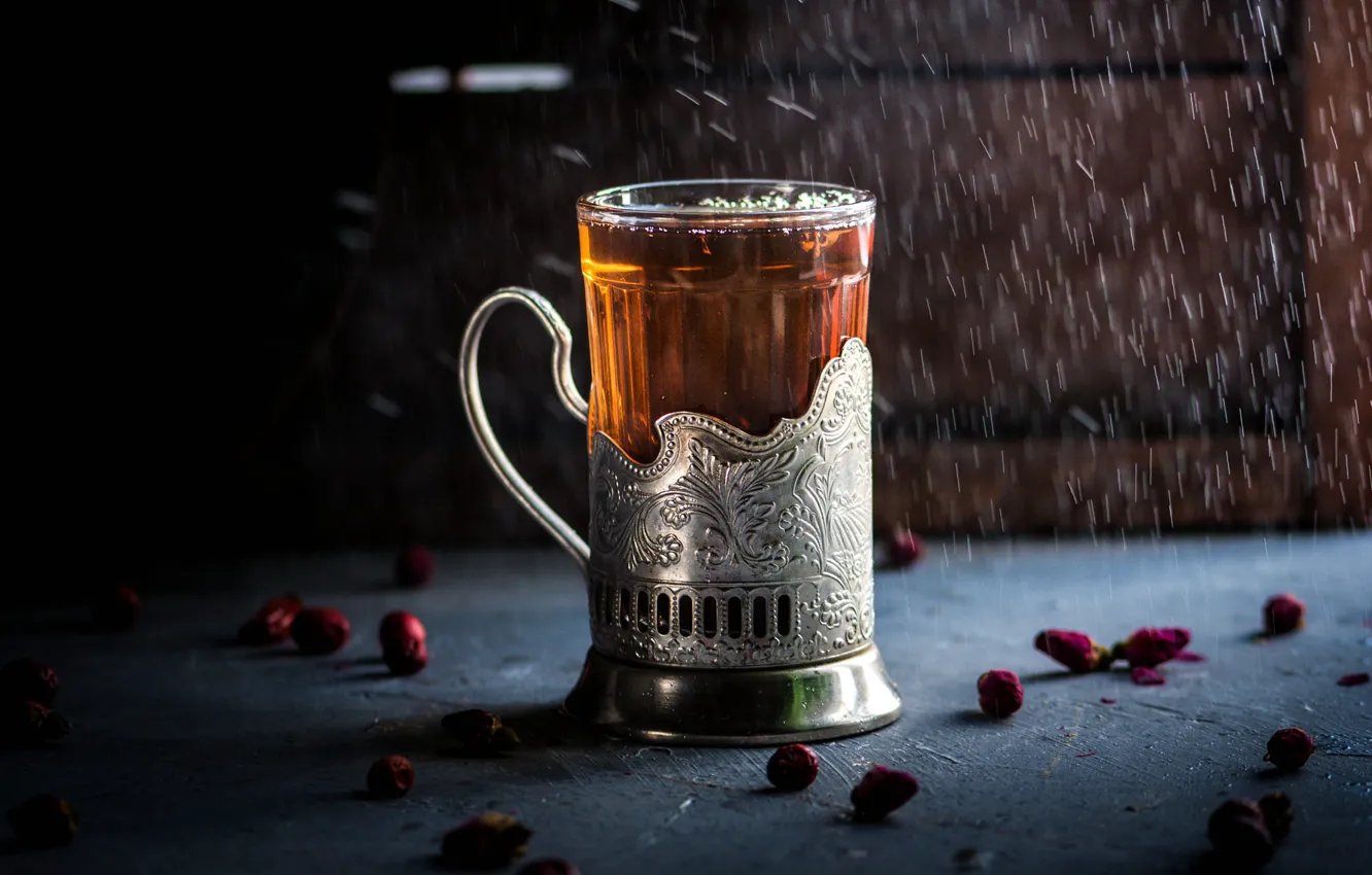 Photo wallpaper glass, light, glass, berries, the dark background, table, rain, tea
