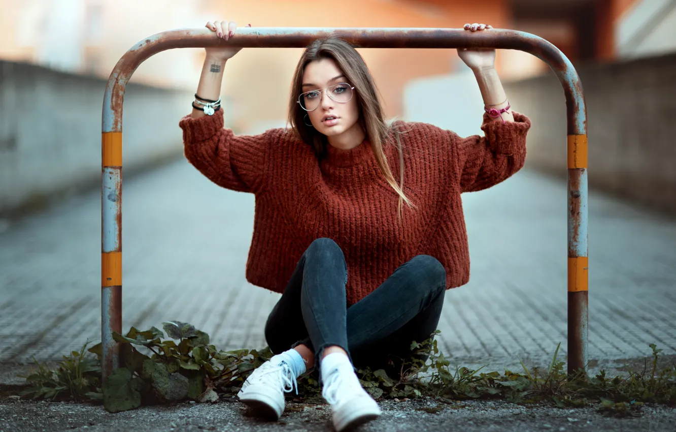 Photo wallpaper look, girl, the city, pose, street, jeans, hands, glasses