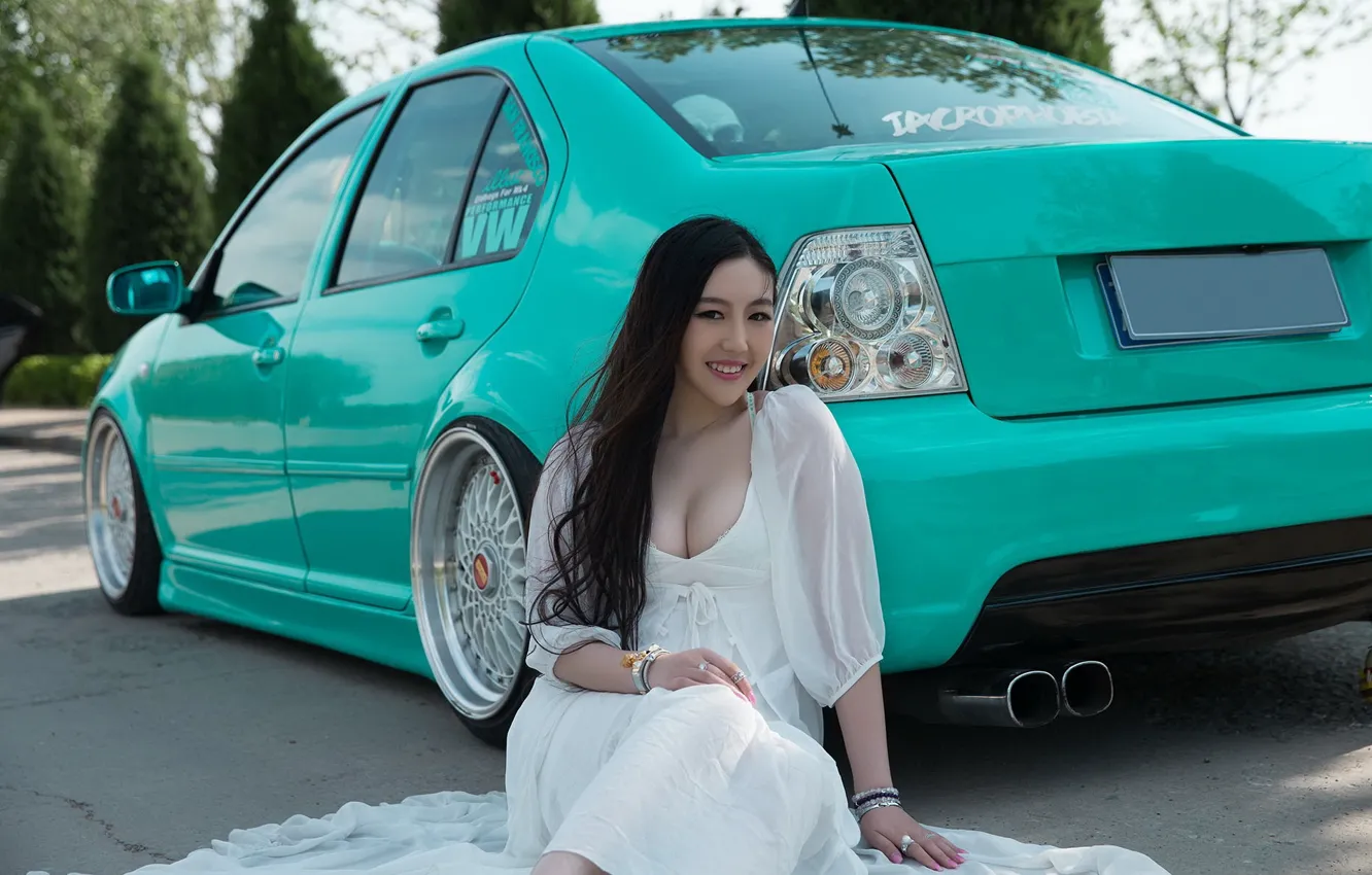 Photo wallpaper auto, look, girl, smile, Asian, beautiful girl, sitting on the machine, Volkswagen Bora