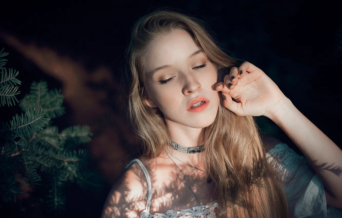 Photo wallpaper girl, face, background, mood, portrait, hands, long hair, spruce branches