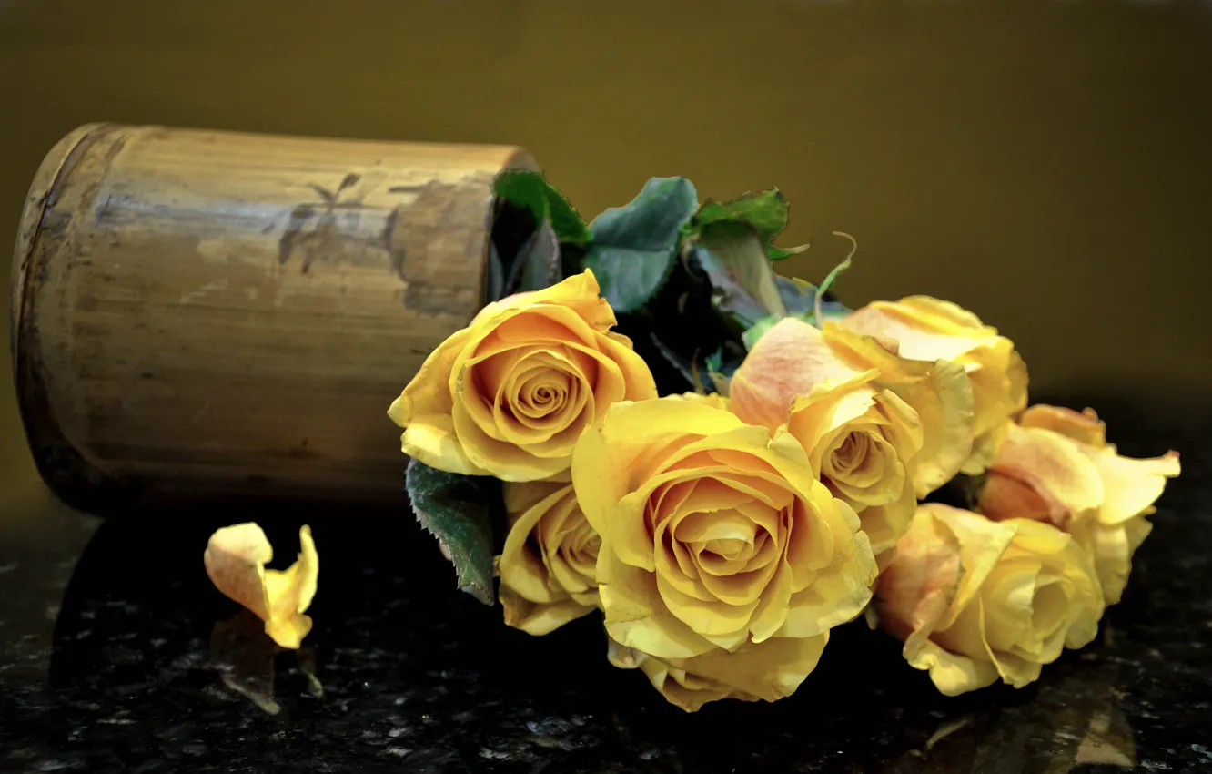 Photo wallpaper roses, bouquet, petals, vase