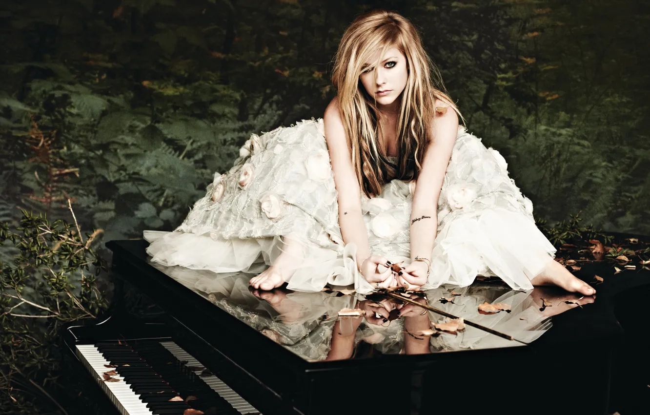 Photo wallpaper Avril Lavigne, Avril Lavigne, piano, Goodbye Lullaby