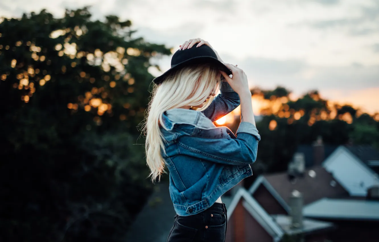Photo wallpaper girl, face, background, hair, jeans, hat