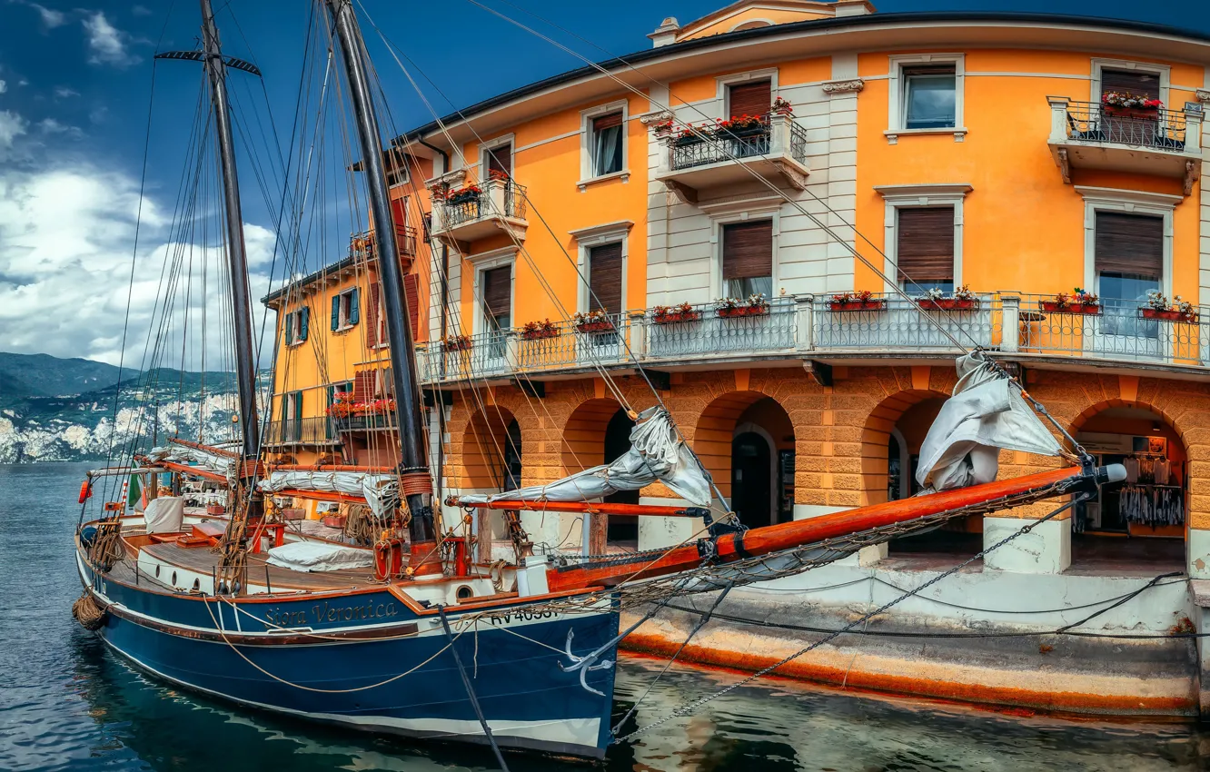 Photo wallpaper lake, the building, sailboat, pier, Italy, Italy, Lake Garda, Malcesine