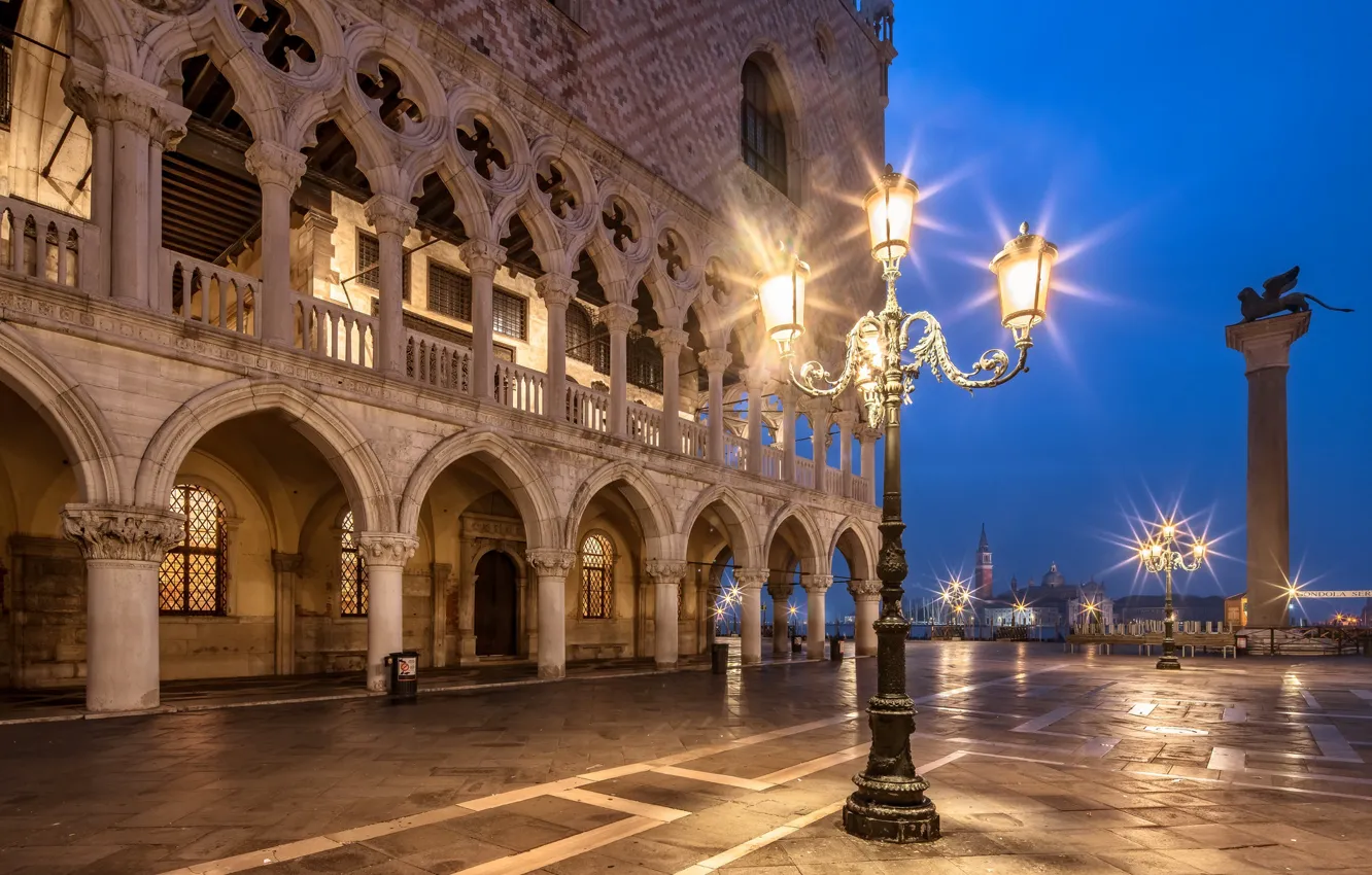 Photo wallpaper lights, lights, Italy, Venice, the Doge's Palace, Piazzetta, column of St. Mark