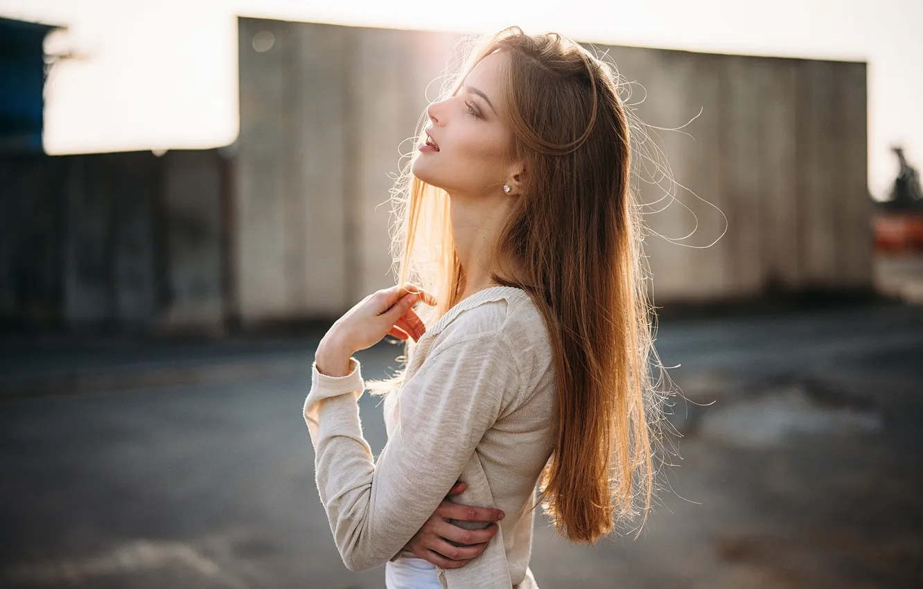Photo wallpaper the sun, pose, model, portrait, hands, makeup, hairstyle, brown hair