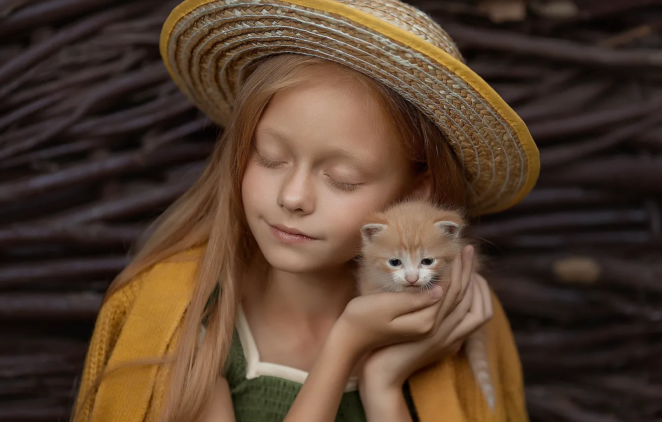 Photo wallpaper hat, baby, red, friendship, girl, kitty, friends, closed eyes