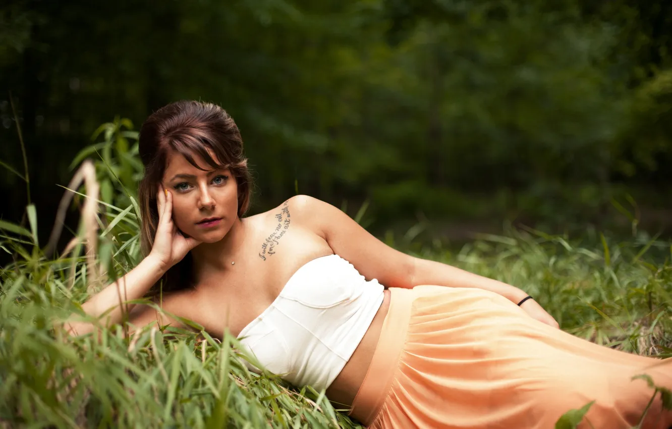 Photo wallpaper grass, look, girl, nature, tattoo, ELIZABETH TORNABENE