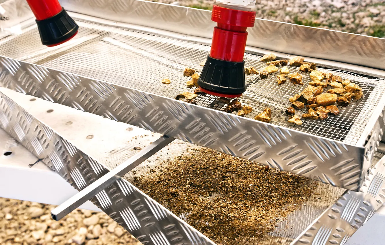 Photo wallpaper gold, mining, sorting table