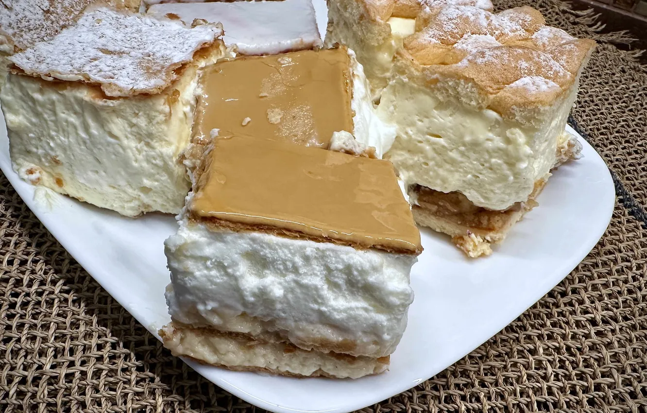 Photo wallpaper cake, creme, sugar powder