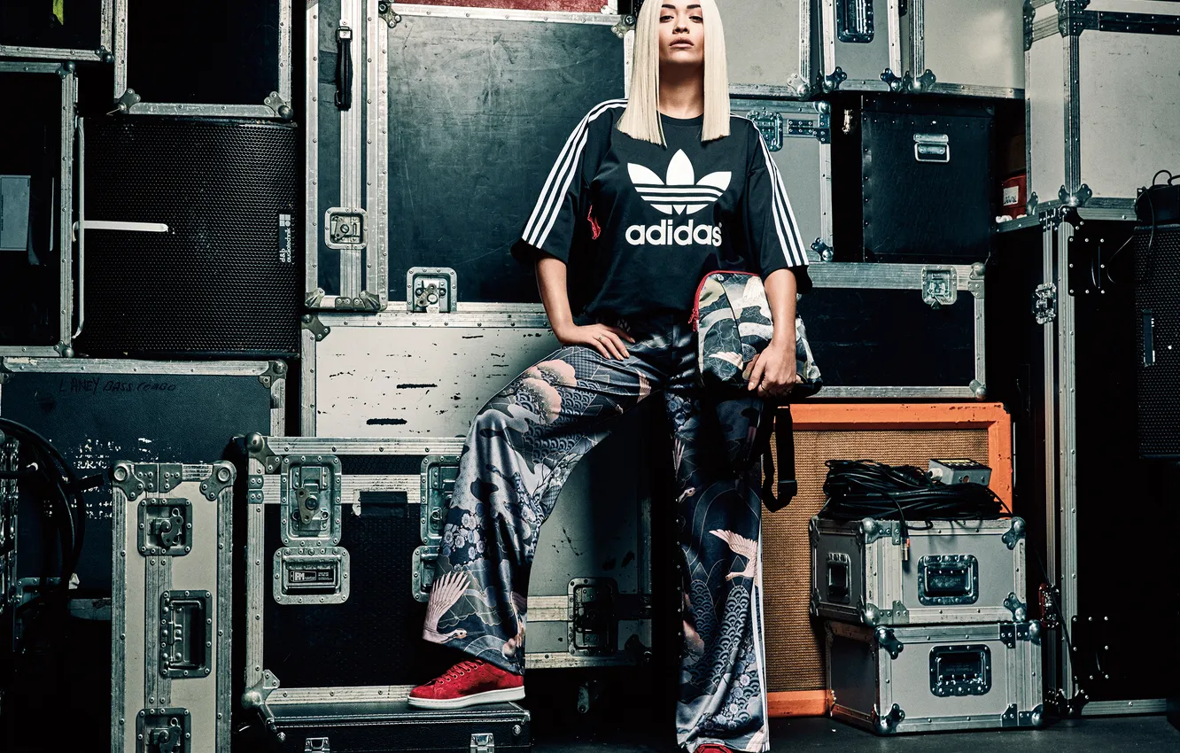 Photo wallpaper pose, model, clothing, makeup, advertising, t-shirt, hairstyle, blonde