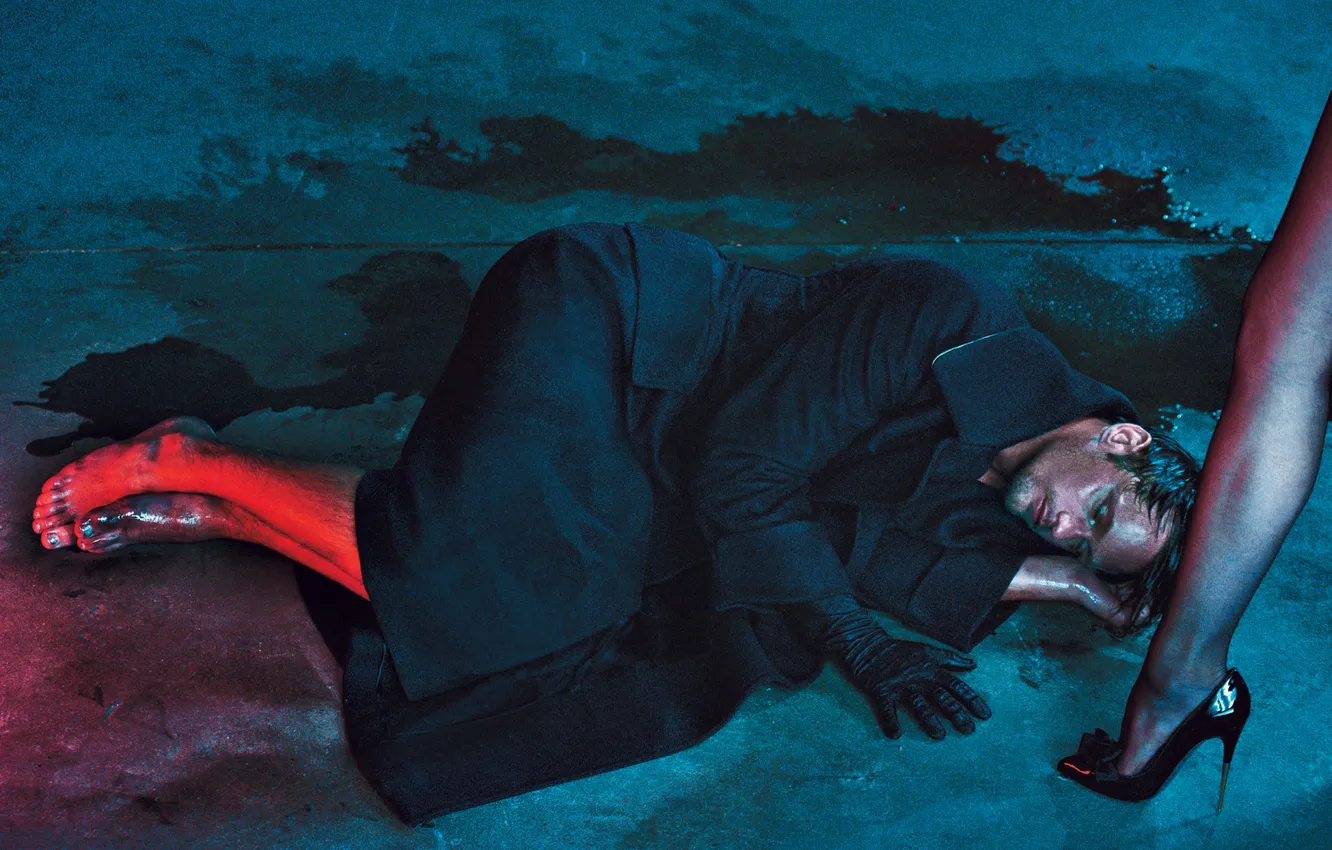 Photo wallpaper girl, barefoot, shoes, actor, lies, gloves, legs, coat