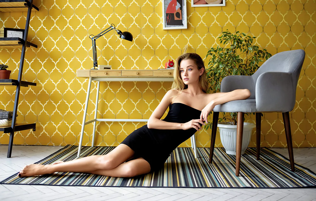 Photo wallpaper pose, table, room, wall, model, plant, lamp, portrait