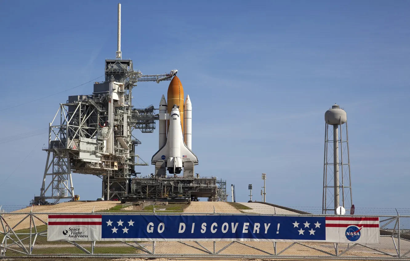 Photo wallpaper Shuttle, Discovery, spaceport, launch pad