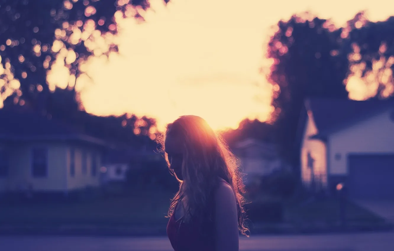 Photo wallpaper girl, the sun, light, trees, street, home, the evening