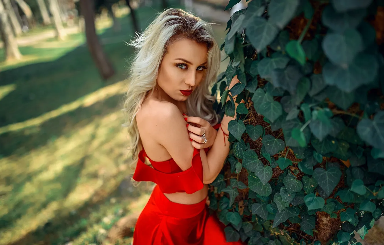 Photo wallpaper look, leaves, the sun, trees, Park, model, skirt, portrait