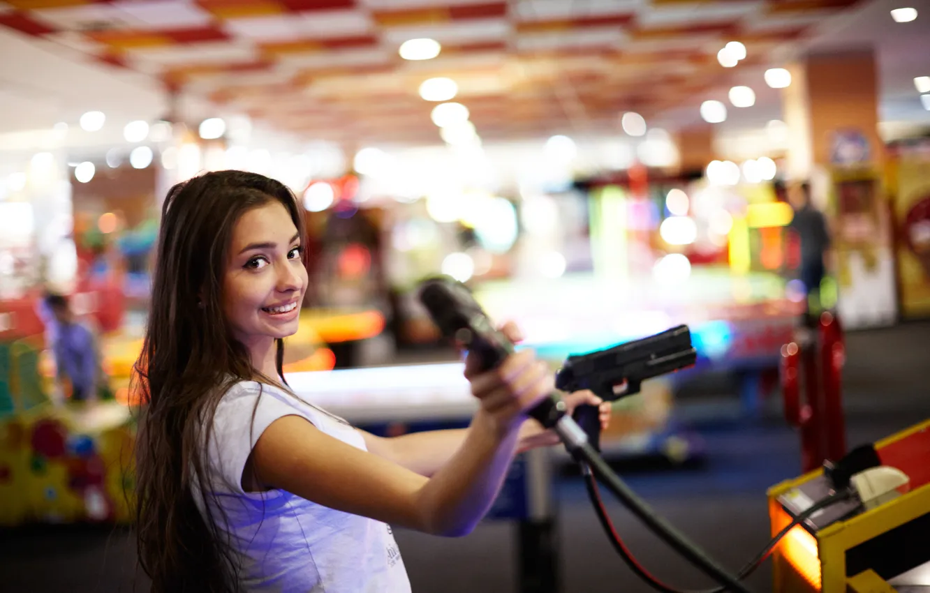 Photo wallpaper girl, joy, face, gun, hair, the game, Darina, the world of entertainment
