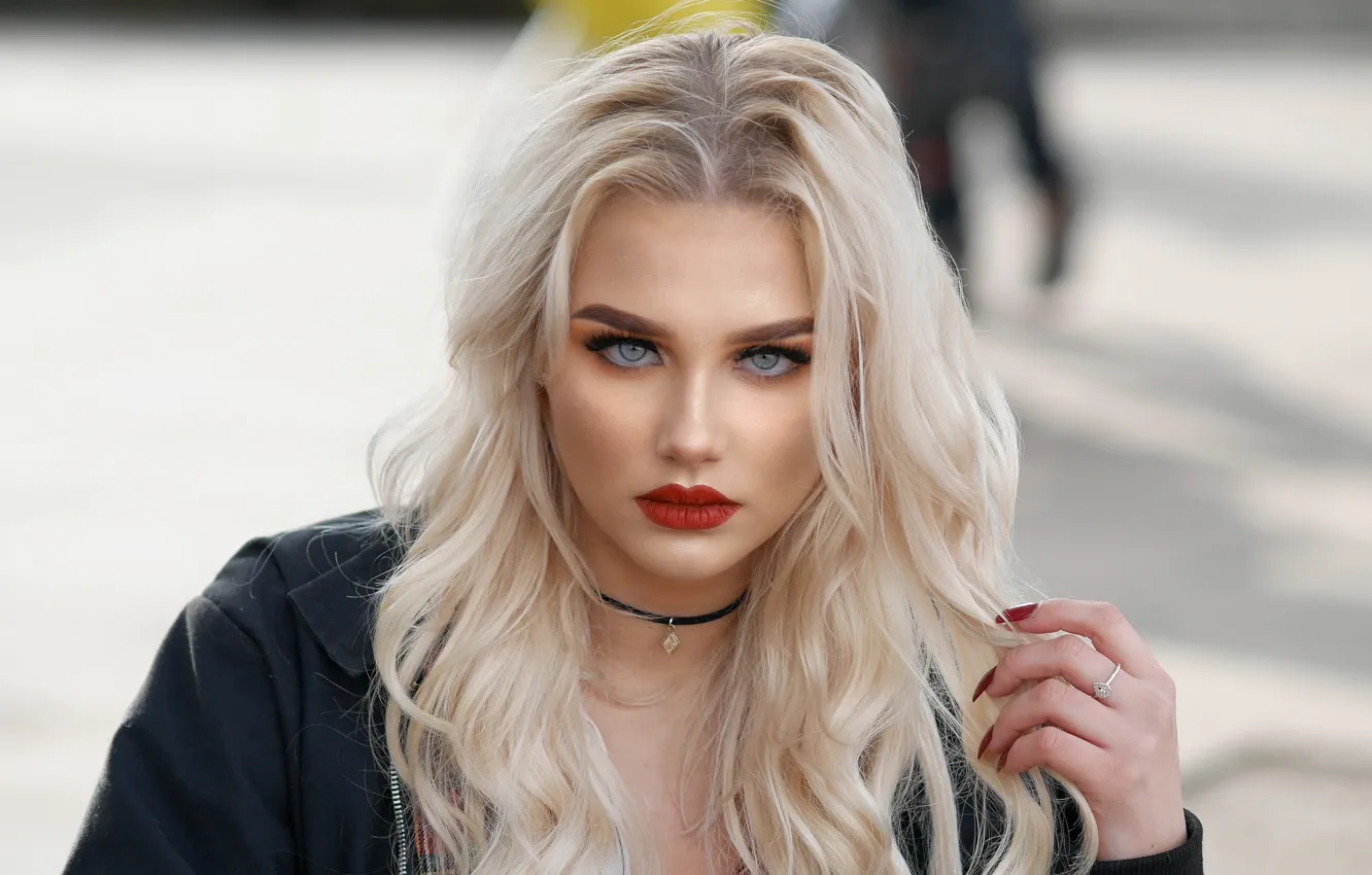 Photo wallpaper look, makeup, blonde
