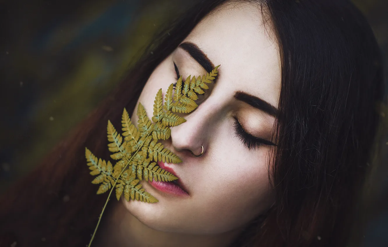Photo wallpaper leaves, girl, close-up, face, eyelashes, the dark background, arrows, portrait