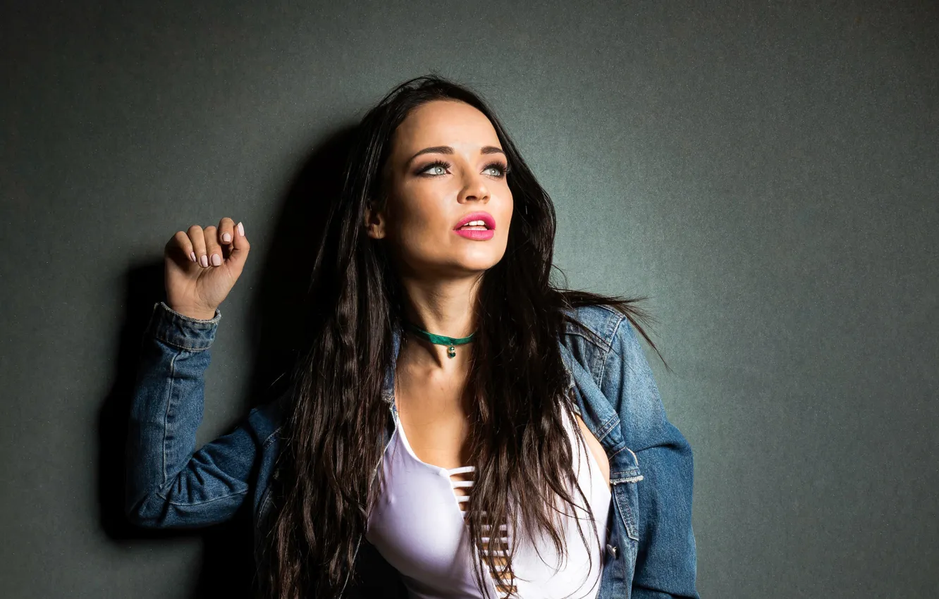 Photo wallpaper pose, background, makeup, brunette, hairstyle, beauty, t-shirt, dzhinsovka
