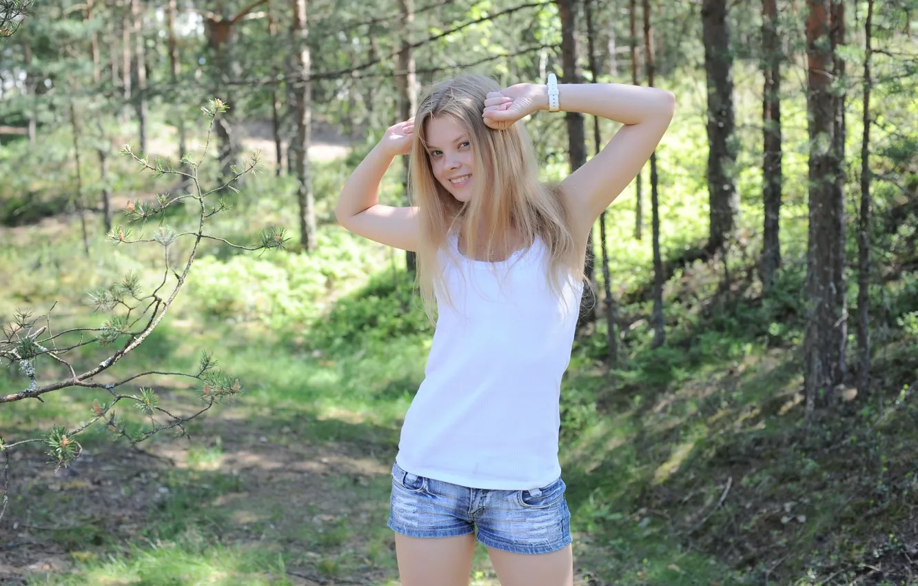 Photo wallpaper girl, nature, pose, smile, Mike, shorts, Kisa