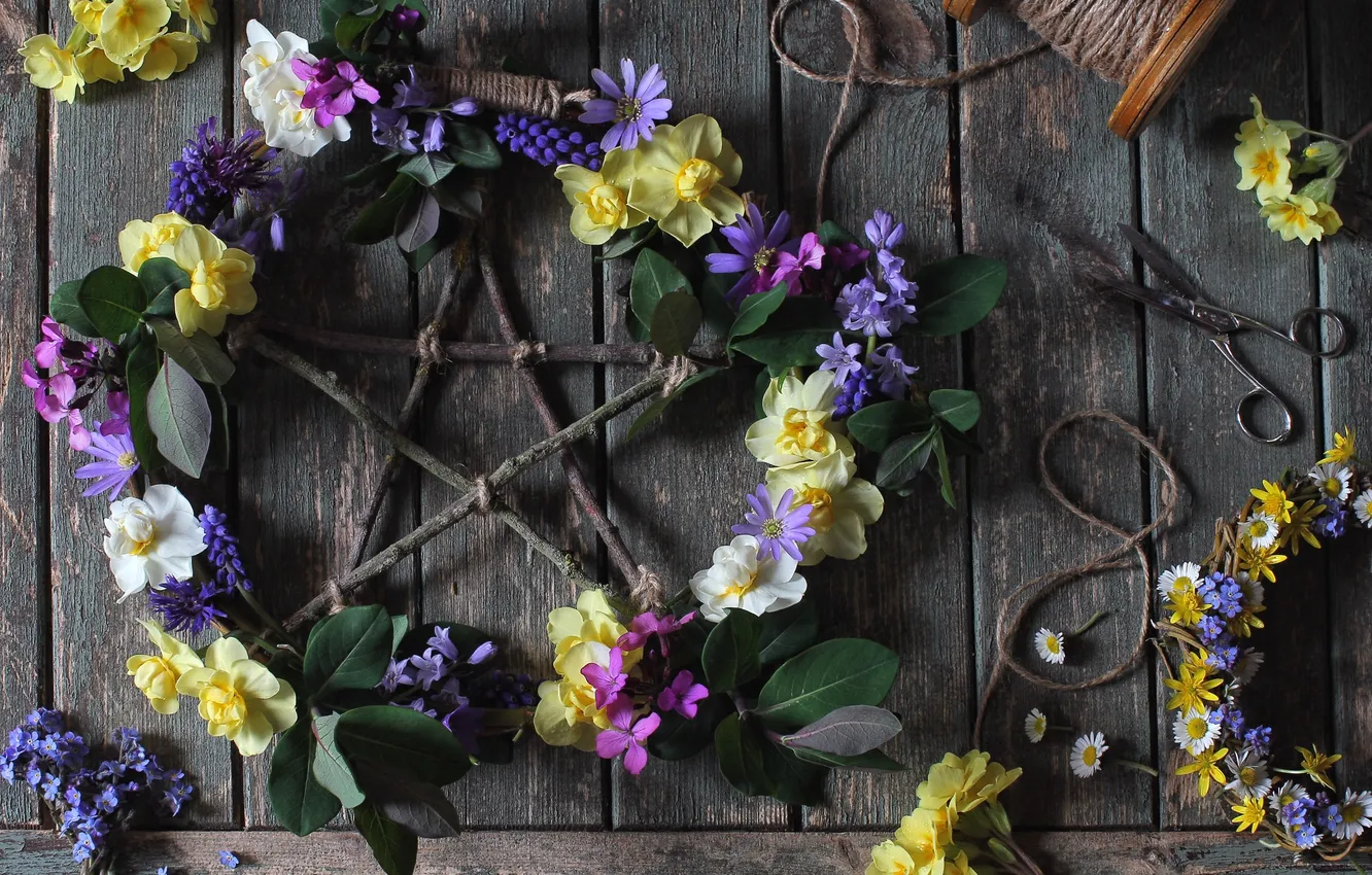 Photo wallpaper star, thread, wreath, daffodils, forget-me-nots, Primula