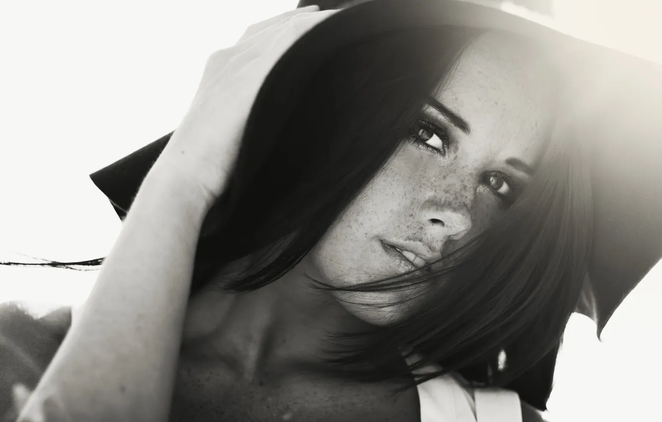 Photo wallpaper girl, hat, freckles, black and white