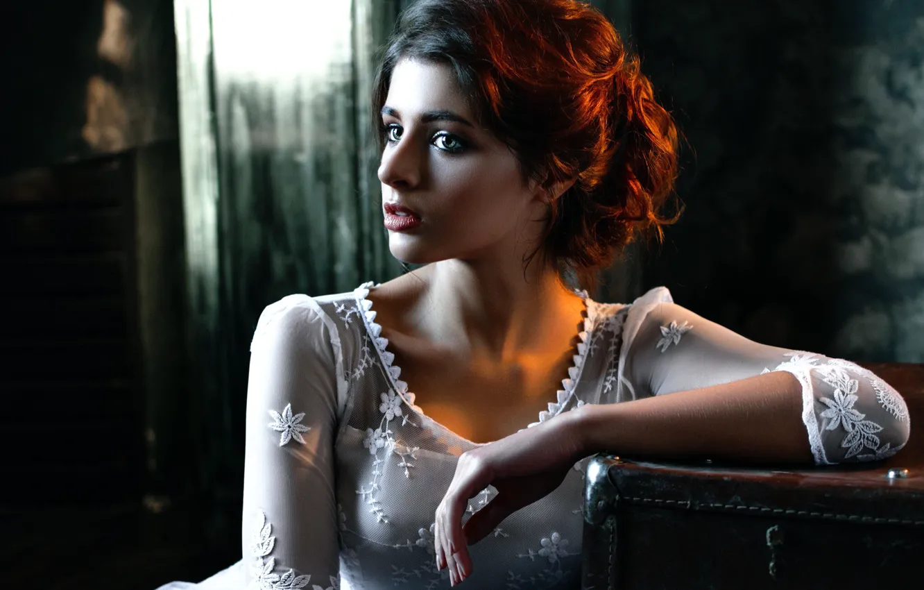 Photo wallpaper retro, portrait, makeup, suitcase, Kristina Zolotareva