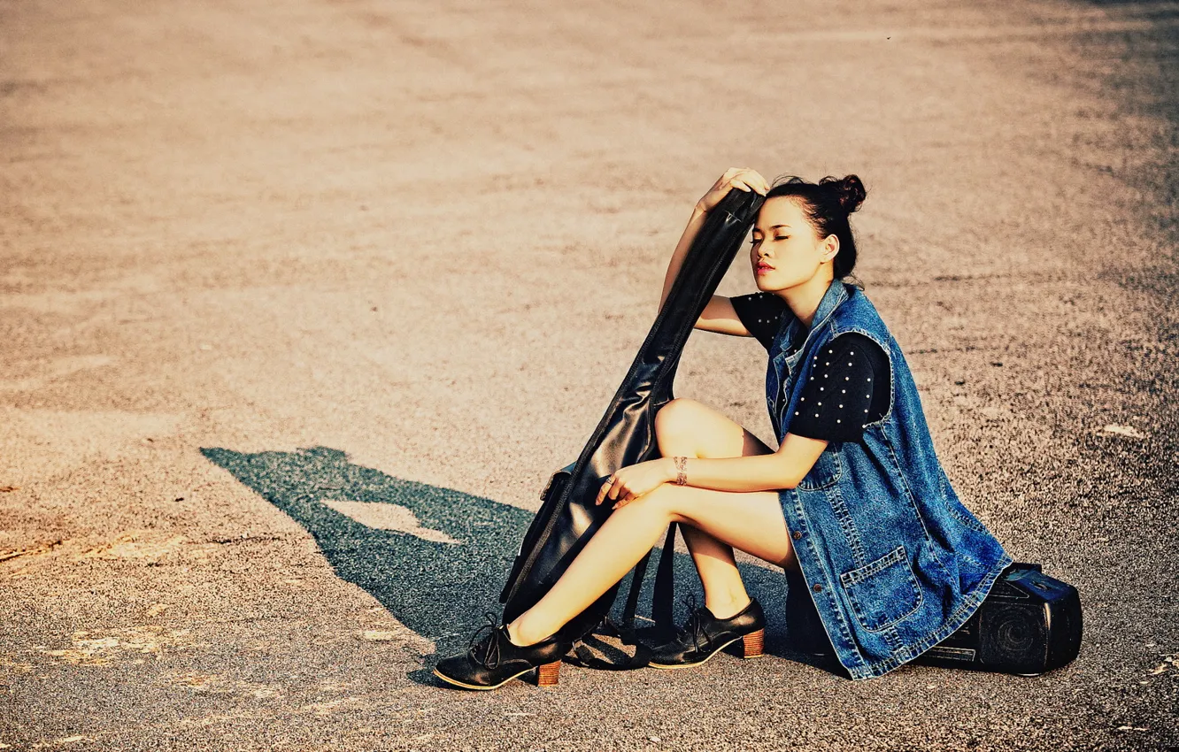 Photo wallpaper girl, street, guitar