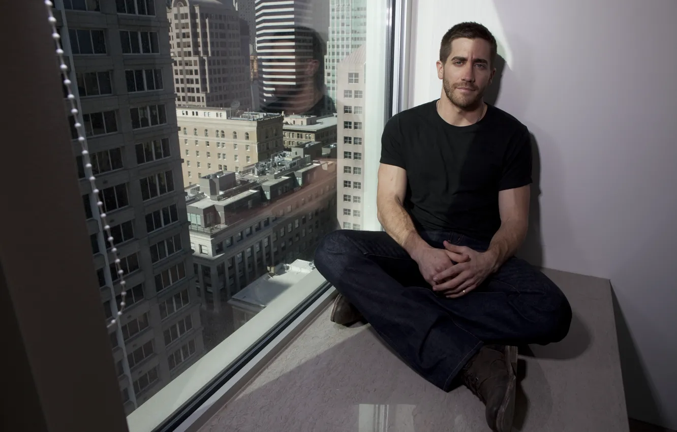 Photo wallpaper skyscrapers, window, actor, male, sitting, Jake Gyllenhaal, man, J. Gyllenhaal