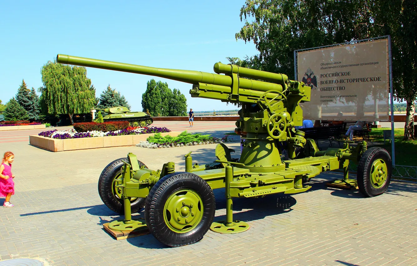 Photo wallpaper girl, gun, Volgograd, Museum-panorama of the Battle of Stalingrad, 85mm anti-aircraft gun