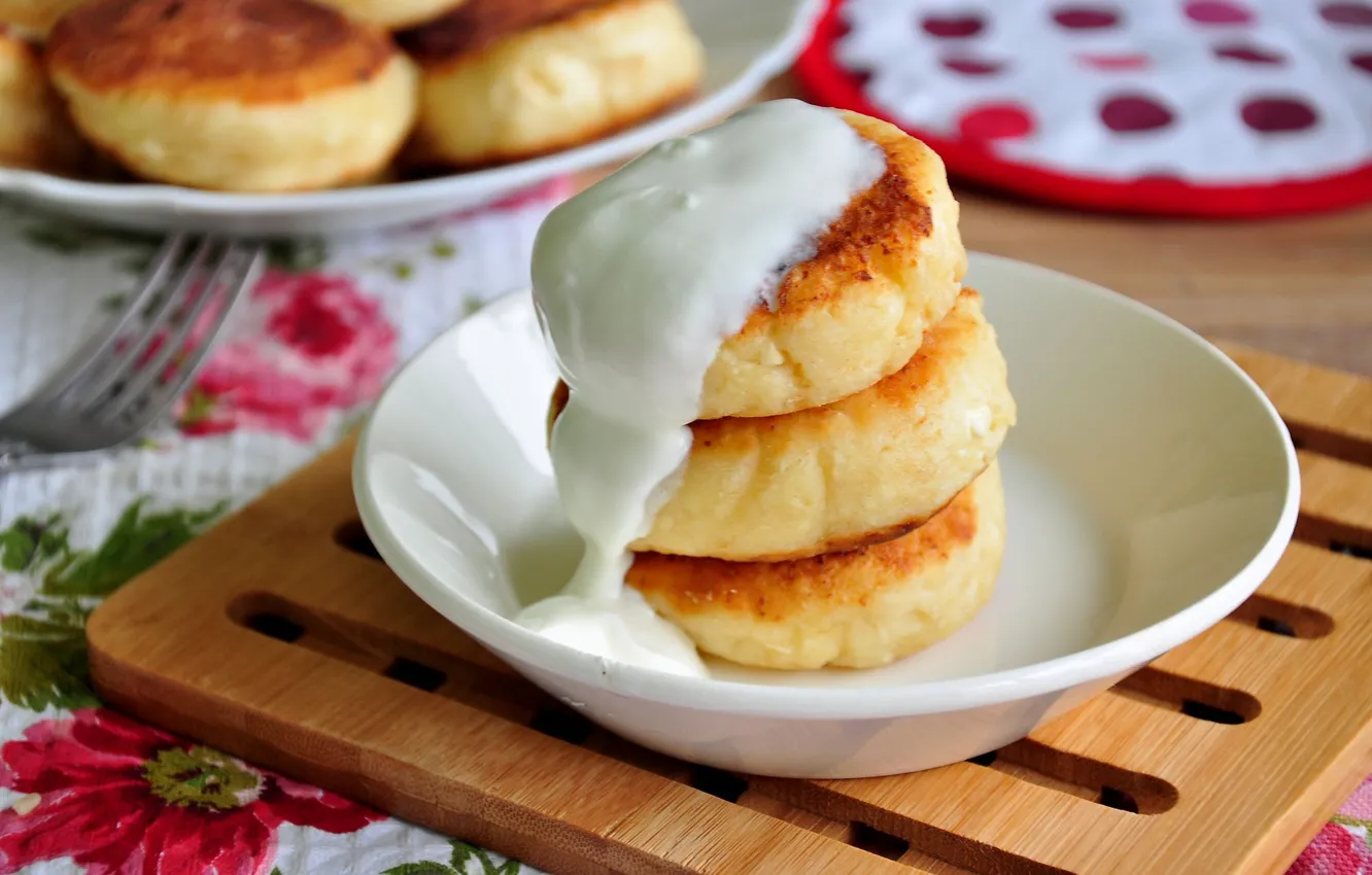 Photo wallpaper plate, sour cream, cheesecakes