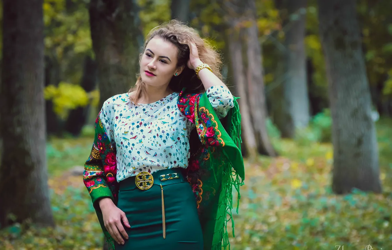 Photo wallpaper autumn, girl, trees, Park, shawl