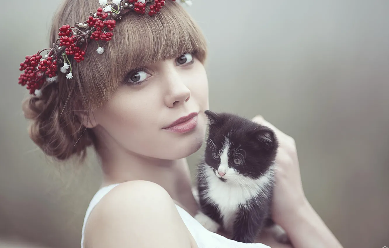 Photo wallpaper eyes, look, girl, face, girl, brown hair, kitty, wreath