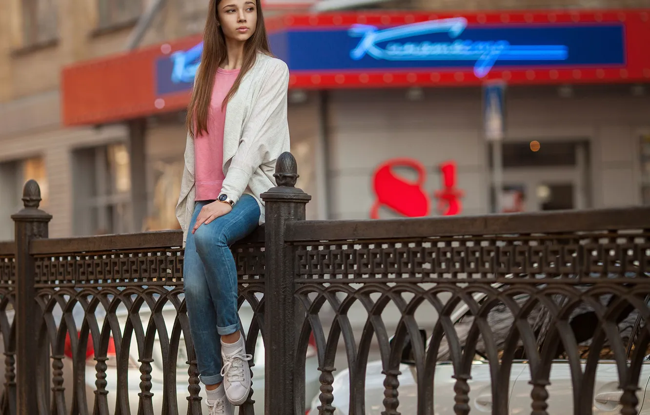 Photo wallpaper city, model, street, women, jeans, brunette, glasses, sitting