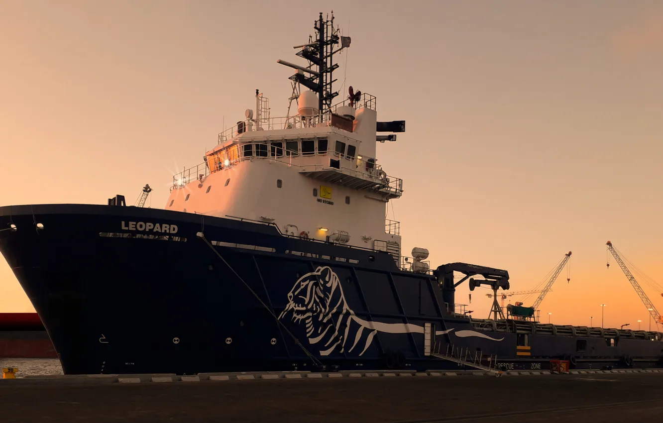 Photo wallpaper lights, the evening, port, a special vessel, provision of drilling rigs