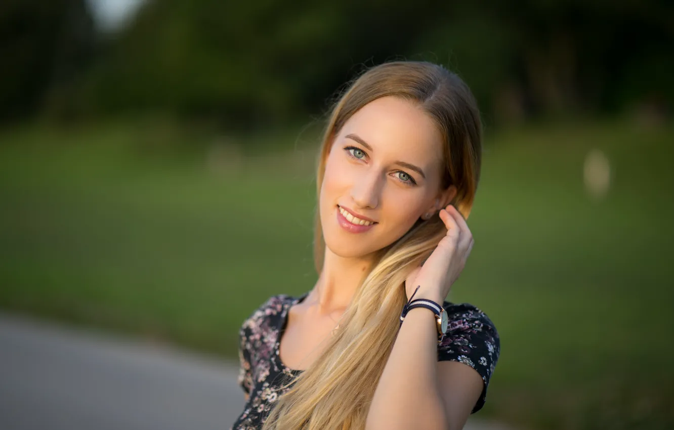 Photo wallpaper girl, face, smile, background, Julia