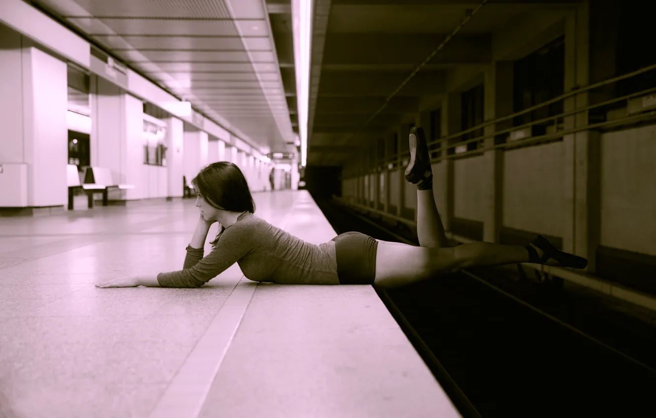 Photo wallpaper girl, metro, figure, risk, Pointe shoes