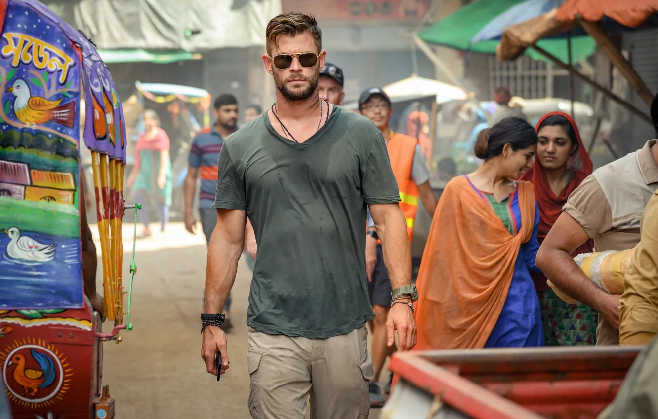 Photo wallpaper street, glasses, Chris Hemsworth, Chris Hemsworth, extraction, Tyler Rake: Rescue Operation, Tyler Rake