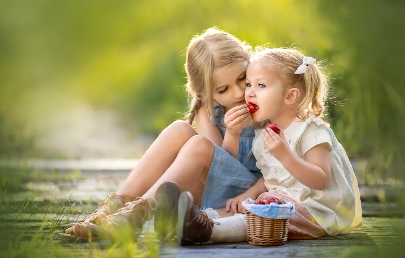 Photo wallpaper nature, berries, girl