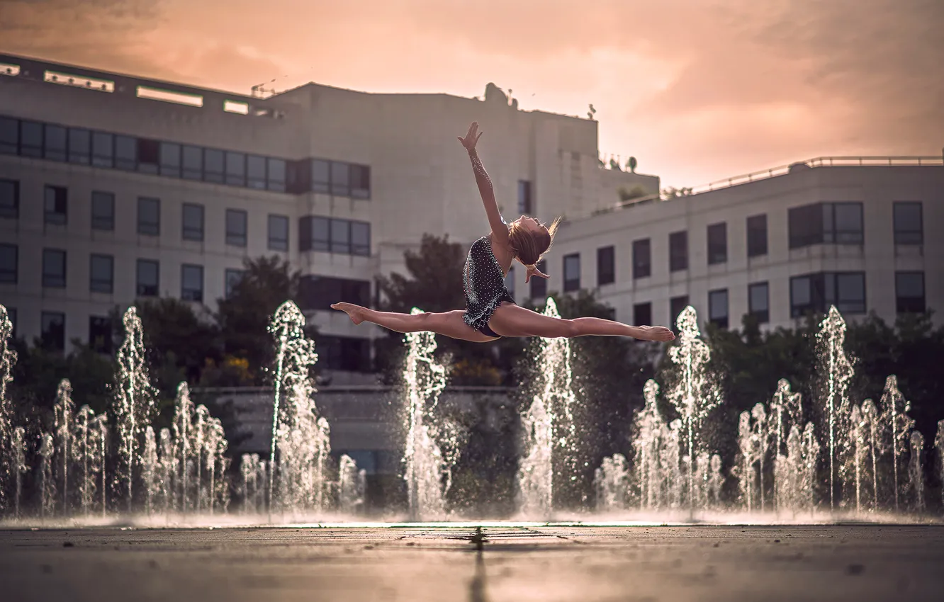 Photo wallpaper the city, fountain, flight, gymnast, tights, Samantha Moon
